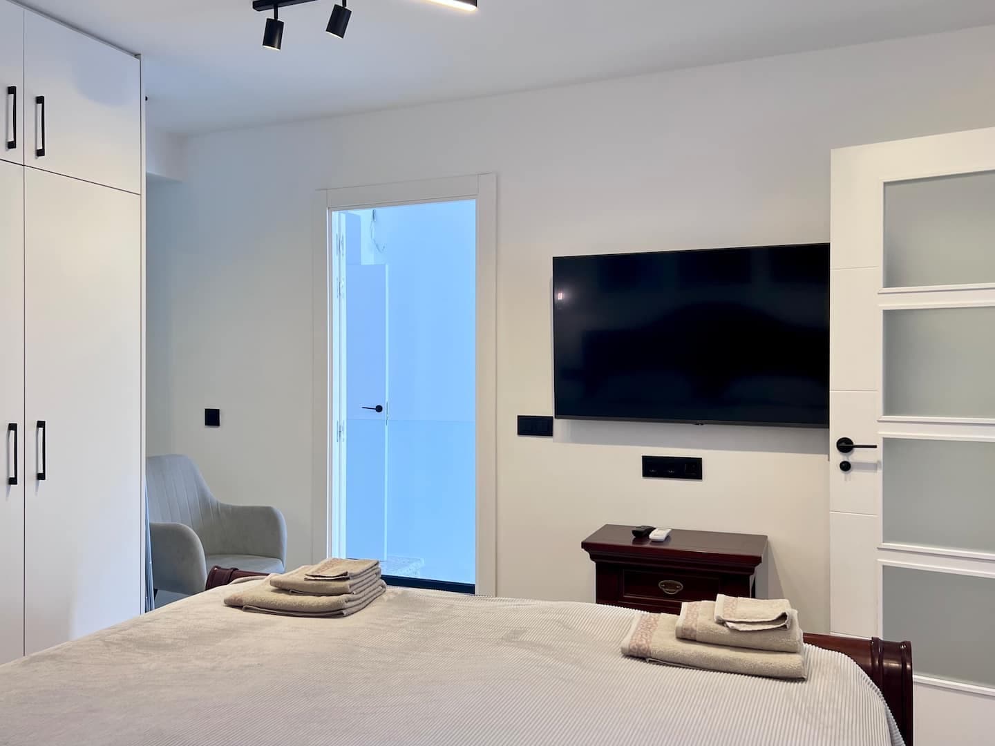 Bedroom 1: TV wall