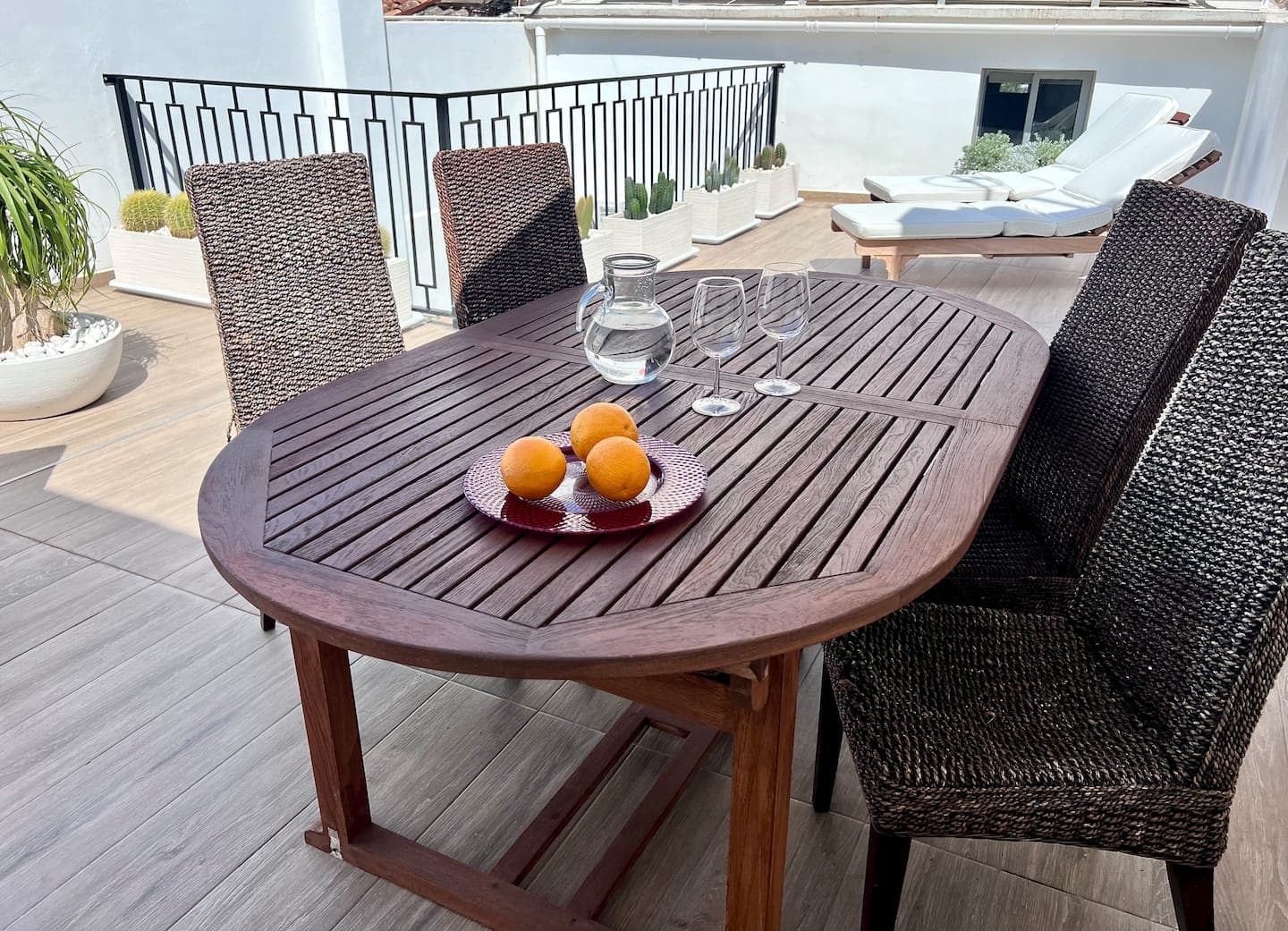 Roof terrace: dining table